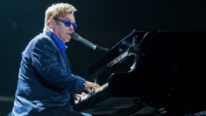 Elton John si esibisce al piano