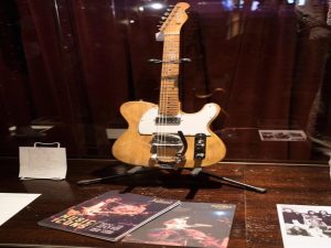 Bob Dylan: venduta per quasi 500 mila dollari una sua vecchia chitarra