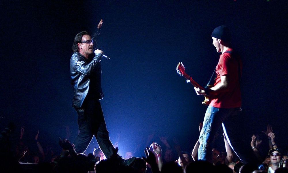 Bono Vox: cade nel vuoto dal palco, durante il concerto degli U2