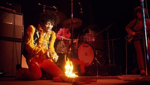 Jimi Hendrix brucia la sua chitarra sul palco in "Monterey Pop" (1968)