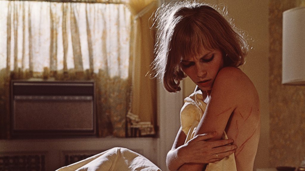 I segni del diavolo sul corpo di Mia Farrow in "Rosemary's Baby" (1968)