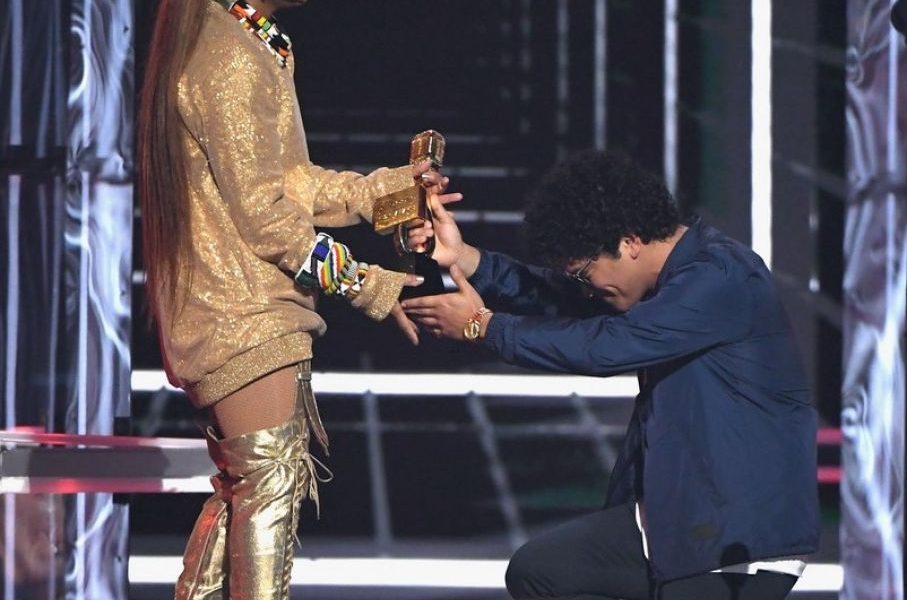 BILLBOARD MUSIC AWARDS, Janet Jackson e Bruno Mars