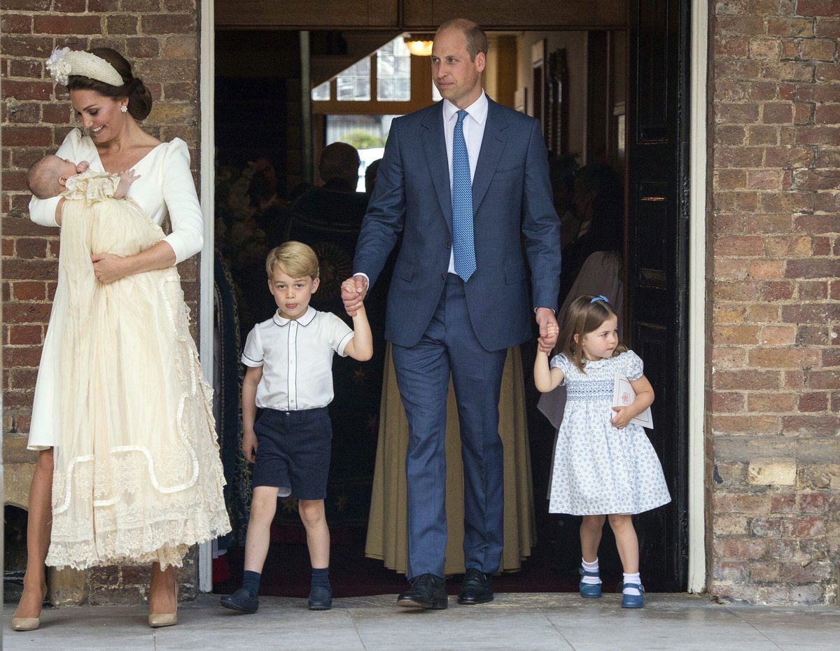 E' la prima volta che la famiglia appare insieme, al completo, ad un evento. Grandi assenti (annunciati) la Regina Elisabetta II e il Principe Filippo di Edimburgo. Il motivo sembra essere per i troppi impegni istituzionali a cui hanno dovuto prendere parte negli ultimi tempi.