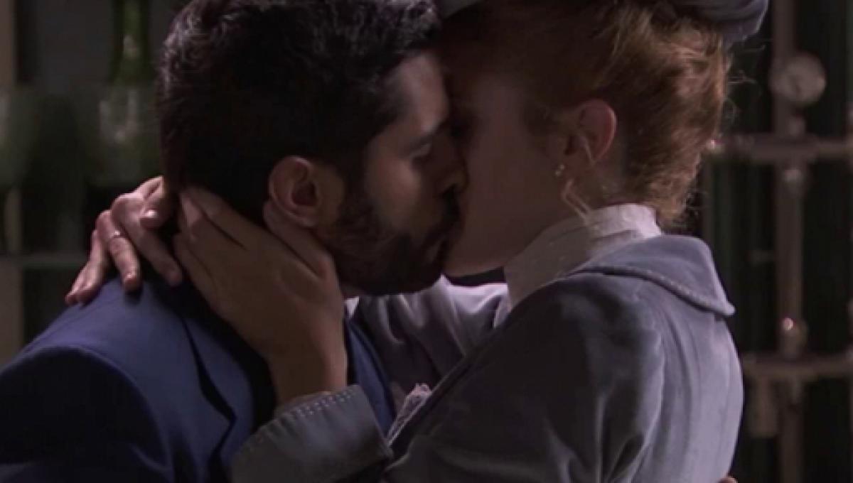 Una Vita: il bacio di Victor e Elvira